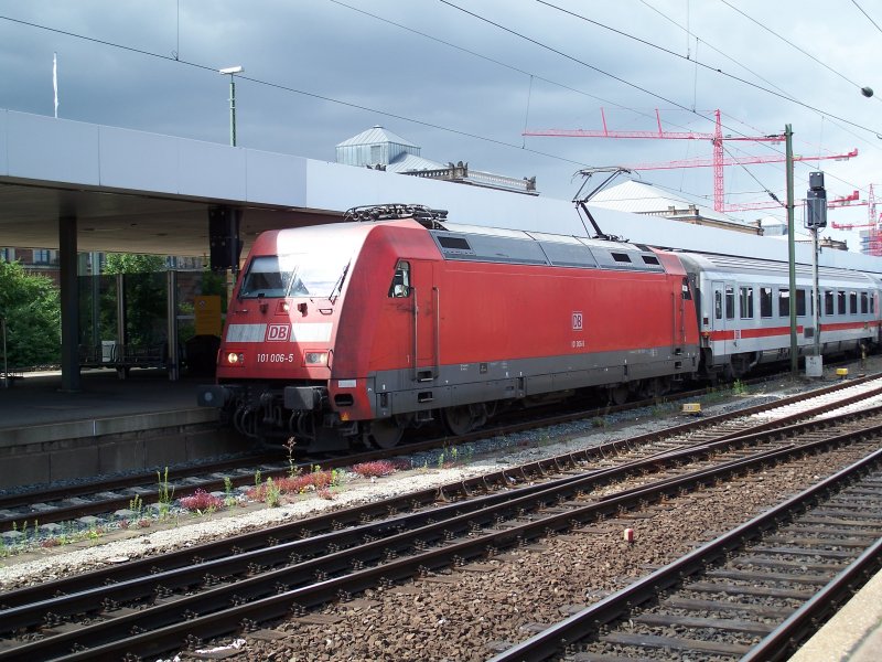 Br 101 006 auf dem Weg nach Sden in Hannover Hbf (31.7.2007)