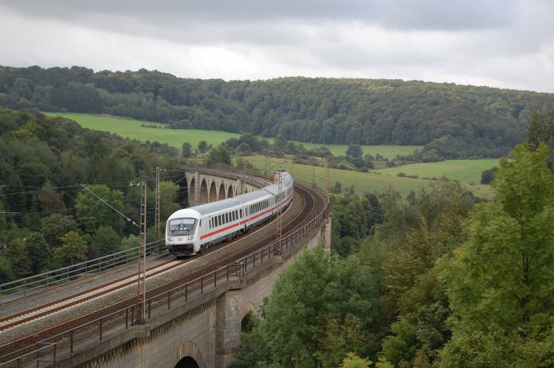 Br 101 006 berquerte am 29.08.09 mit einem IC nach Berlin den Bekeviadukt in Altenbeken.