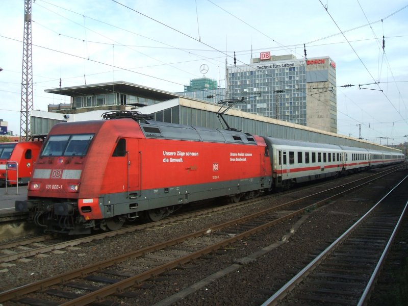 BR 101 008-1 mit IC 2154 nach Dsseldorf Hbf. im Essener Hbf.
31.10.2007)