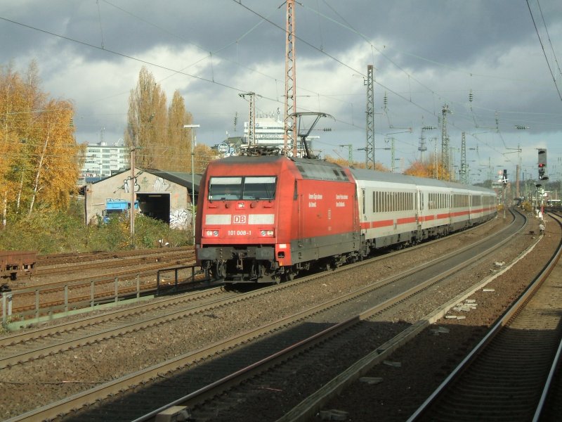 BR 101 008-1 mit IC 1949 aus Leipzig nach Kln Hbf.
in Richtung Essen .(06.11.2007)