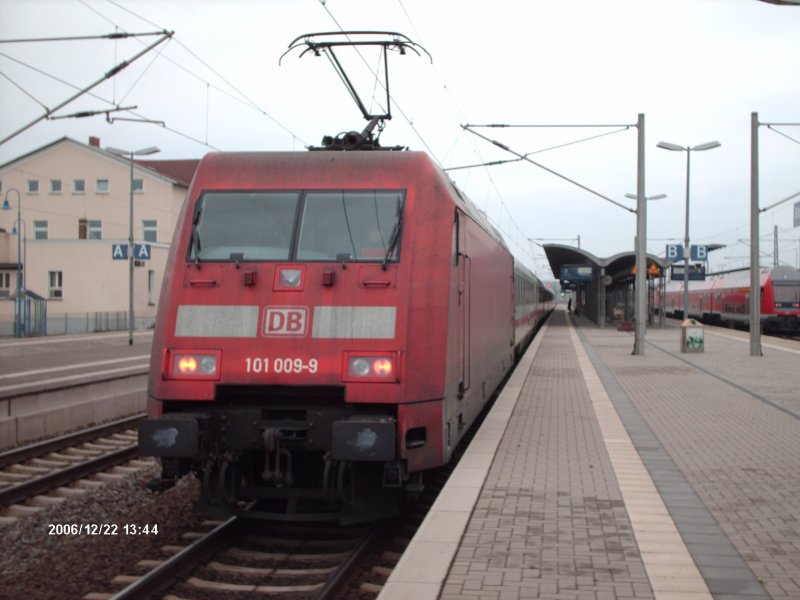 BR 101 009-9 zog am 22.12.2006 den InterCity 2456 nach Dsseldorf.