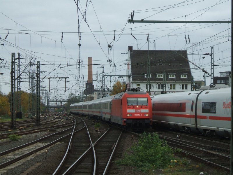 BR 101 014-9 mit IC 2044 von Leipzig nach Kln,kreuzt den
ICE 3  Westerland/Sylt  aus Mnchen,der auf dem Weg ins Dortmunder BBw ist.(04.11.2007) 