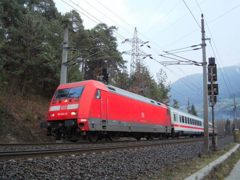 BR 101 014 mit IC nach Innsbruck bei Pill-Vomperbach am 19.11.2008