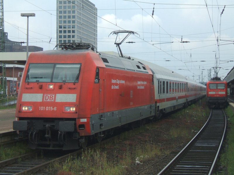 BR 101 015-6 mit IC 2049 nach Leipzig in Dortmund Hbf.Gleis 10,
rechts auf Gleis 11 die BR 112 158-1 mit RE11 
Paderborn-Dsseldorf im Schub  