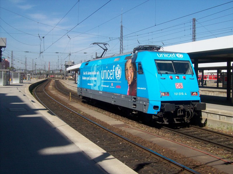 BR 101 016-4 (UNICEF) bei der Ausfahrt am Gleis 12 des Mnchner Hauptbahnhofs. Aufgenommen am 14.04.2007.