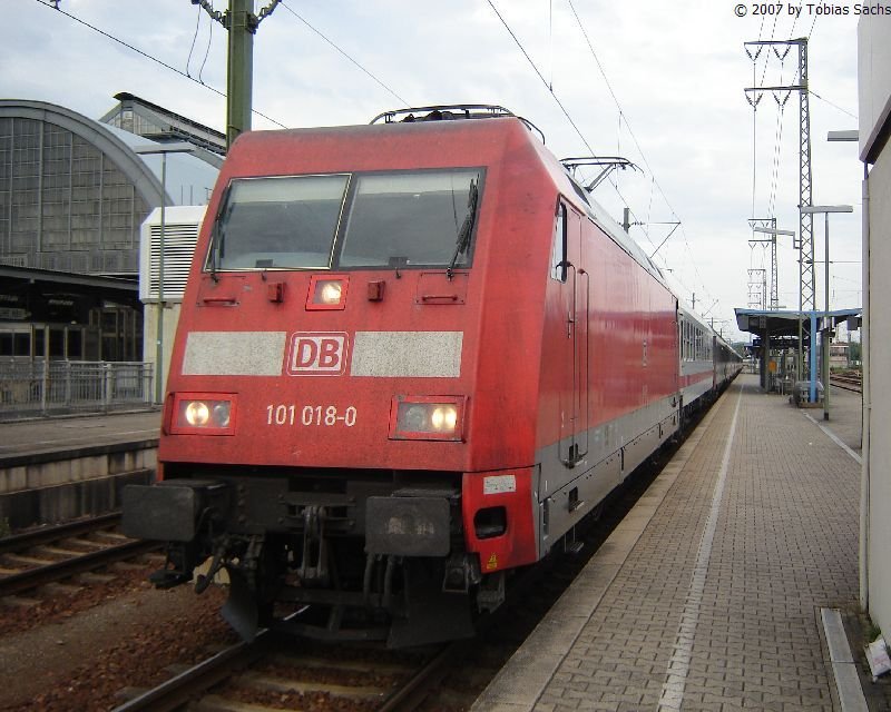 BR 101 018-0 mit leeren EC 101 auf Gleis 13. Handelt es bei ihr um ein Leerzug aus Hamburg-Altona?