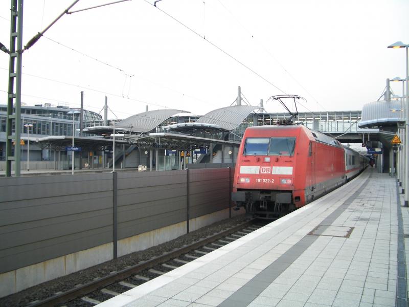 Br 101-022 im Dsseldorfer Flughafen zur Weiterfahrt in Richtung Duisburg.
Aufgenommen wurde das bild im Februar 05