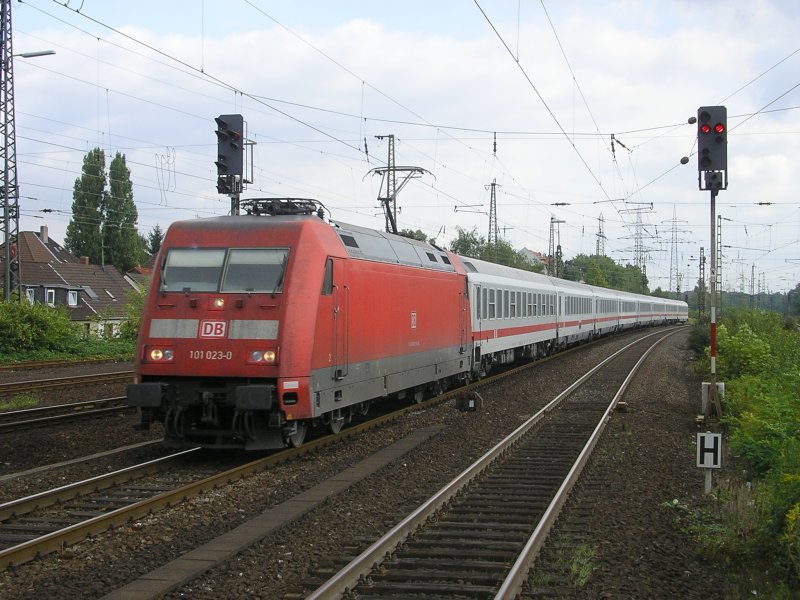 BR 101 023-0 mit IC 436 aus Norddeich Mole nach Luxembourg,kurz
vor Gelsenkirchen Hbf.(01.09.2008)