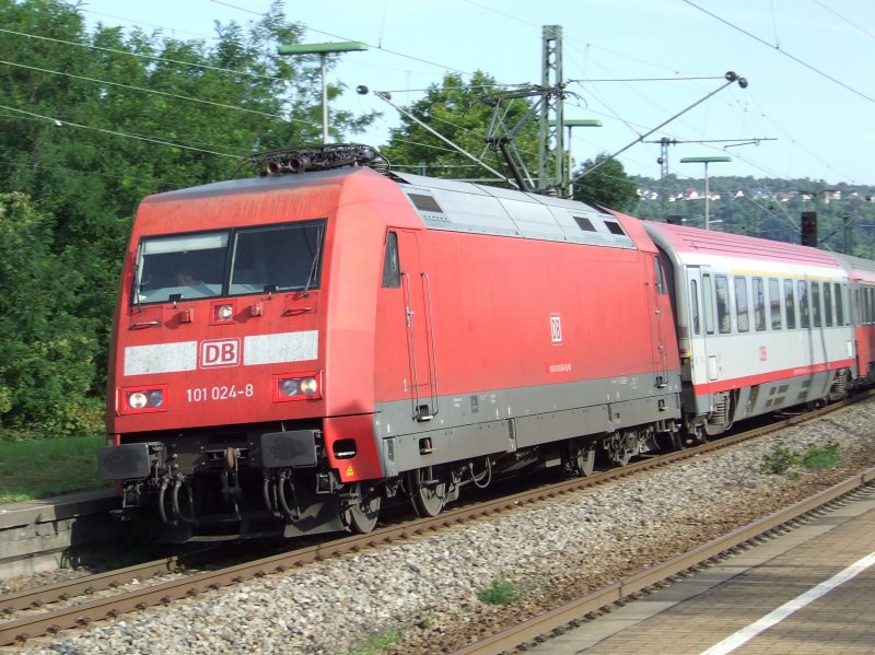 BR 101 024-8 durchfhrt Untertrkheim mit einem EC aus Richtung Mnchen am 24.08.2008 in Richtung Stuttgart.