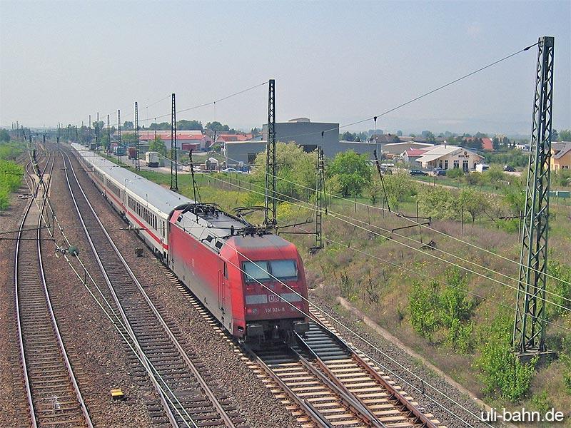 BR 101 024 bespannt am 10. Mai 2006 eine IC. Aufgenommen zwischen Ingelheim und Gau-Algesheim.