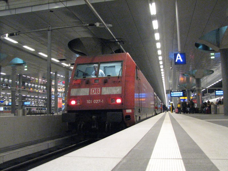 BR 101 027 am Ersatz IC aus Mnchen. Die ICE 3 Flotte ist immer noch nicht in Ordnung.Aufgenommen am 30.11. im Berlin Hbf. (tief Gleis 7