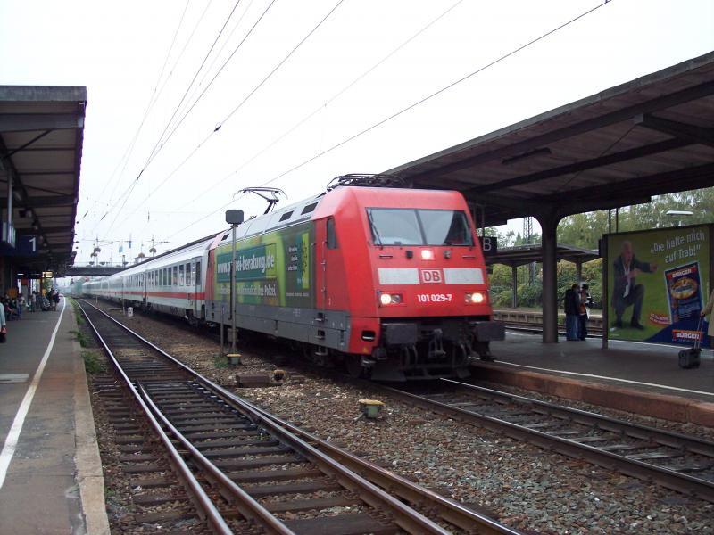 Br 101 029 mit IC Konstanz-Frankfurt bei der einfahrt am 19.10.2005 in Weinheim