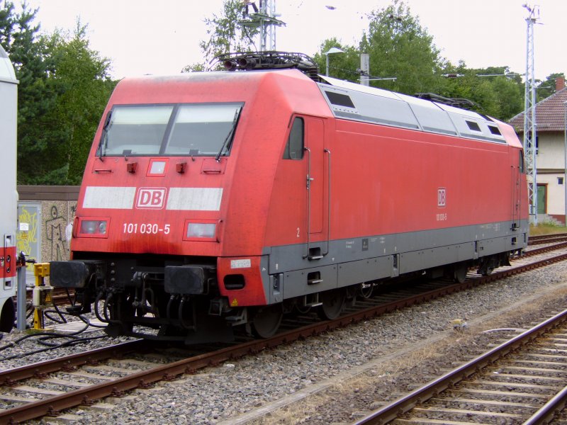 BR 101 030-5 hat im Juli 2008 leicht zerbeult mit ihrem IC den Bahnhof Binz auf Rgen erreicht. 