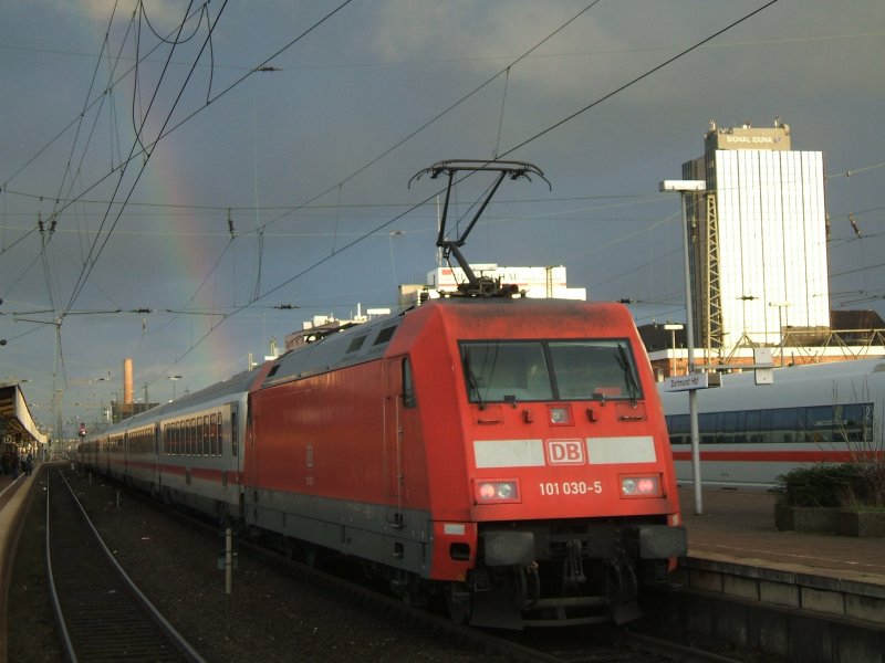 BR 101 030-5 im Schub des IC 2028 Passau-HH Altona beim
Halt in Dortmund Hbf.(09.12.2007)