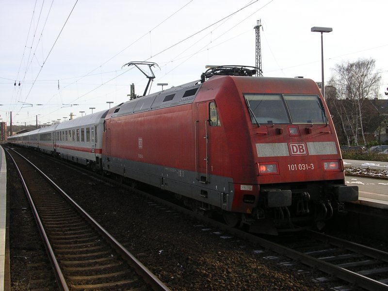 BR 101 031-3 schiebt den IC nach Westerland/Sylt aus dem Bochumer Hbf.(04.02.2008)