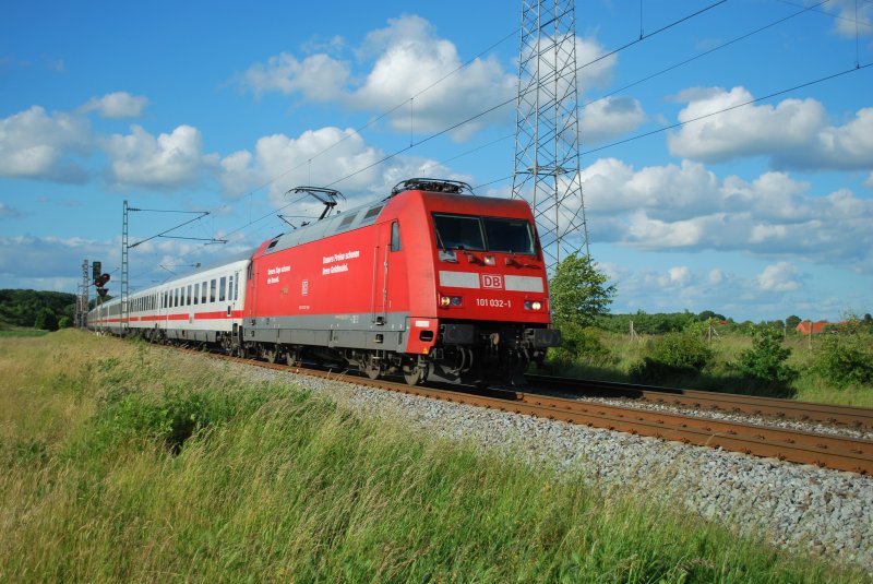 BR 101 032-1 mit einem IC am frhen Abend des 12.6.09 zwischen Verden (Aller) und Nienburg (Weser).