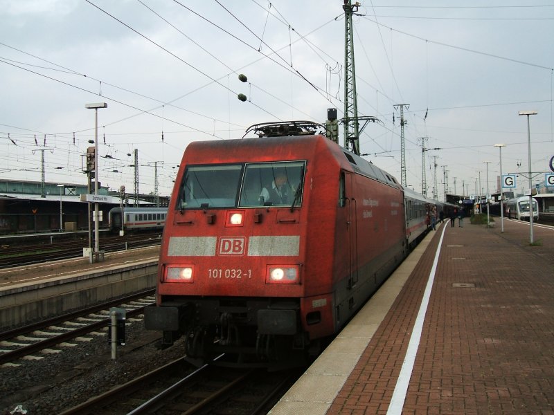 BR 101 032-1 mit IC 2213 nach Stuttgart mit FL,nochmal Danke
an den TF.(01.09.2007) 