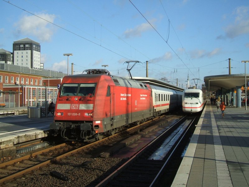 BR 101 038-8 mit IC 2156 nach Dsseldorf auf Gleis 4,beim Halt, 
der ICE 2  Dessau  nach Berlin Ostbahnhof ,Gleis 5 bei der Ausfahrt.(01.12.2007)