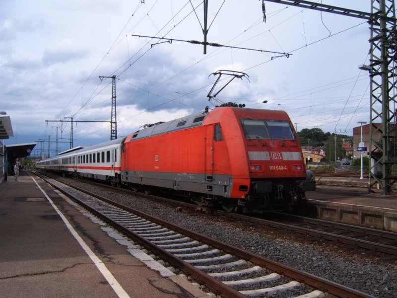BR 101 040-4 mit IC 2161 von Karlsruhe HBF nach Nrnberg HBF am 16.05.07 auf Gleis 2 des Aalener Bahnhofs.