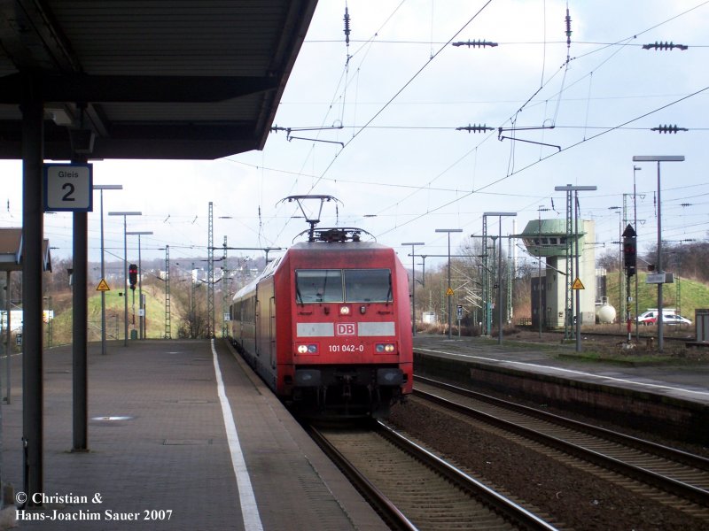 BR 101 042-0 am 15.02.07 in Vohwinkel BF.
In Hintergrund ist das Stellwerk von Wuppertal-Vohwinkel zu sehen.