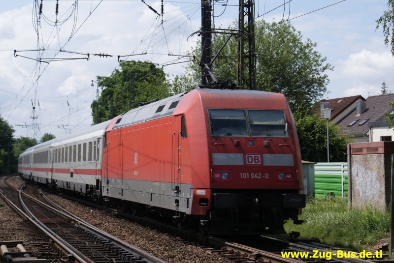 BR 101 042-0 in Gundelfingen in Richtung Freiburg ( Breisgau ).