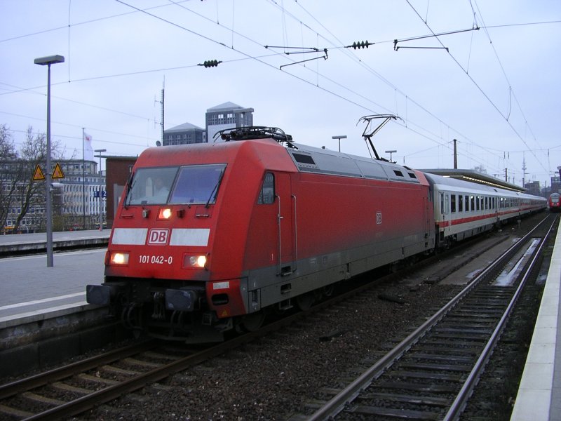 BR 101 042 mit IC 2112 nach Stuttgart,in Bochum Hbf.,abweichend auf Gleis 4.(27.01.2008)