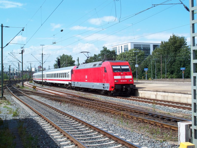 Br 101 043 fhrt mit dem IC 1943/1949 in den Hannoveraner Hbf ein (27.7.2007)