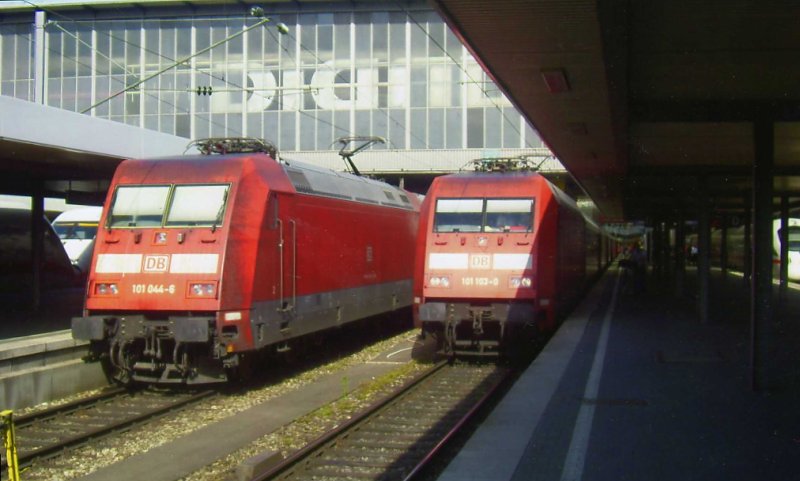 Br 101 044-6 links und Br 101 103-0 stehen neben einem zusmmengen Gekoppelten ICE der Br 402 zur Abfahrt in M�nchen Hbf bereit.