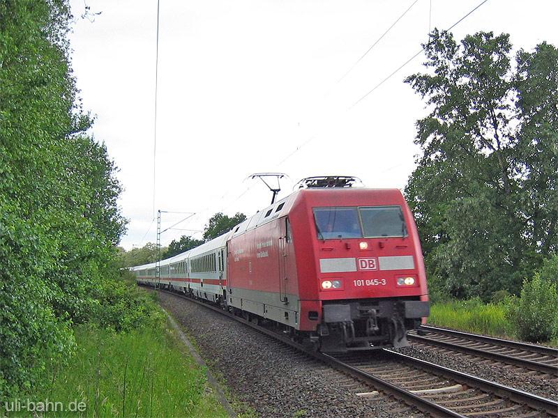 BR 101 045-3 mit einem IC am 31.5.2006 kurz vor Heidesheim.