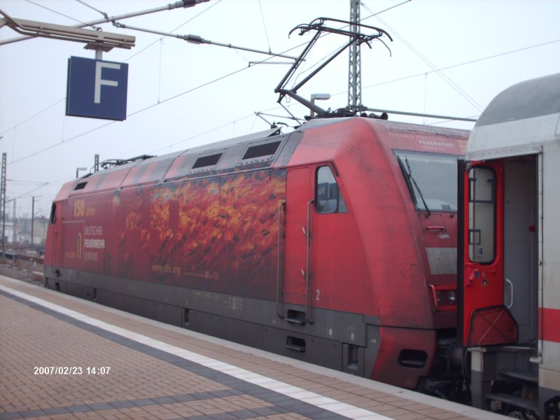 BR 101 047  150 Jahre Feuerwehr Verband  zog am 23.02.2007 den InterCity 2036 nach Norddeich Mole. Nun steht sie im Hauptbahnhof von Halle zur Abfahrt bereit und steuert dann den nchsten Halt an, Kthen Pbf.