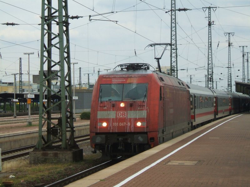 BR 101 047-9   150 Jahre Feuerwehr  mit IC 2213 von Ostseebad/Binz nach Stuttgart,Gleis 16 kurz vor der Ausfahrt 
aus dem Dortmunder Hbf.,Dank an den Lokf�hrer f�r das Fernlicht bei der Ausfahrt ,er bet�tigt auch gerade die Scheibenwischanlage.