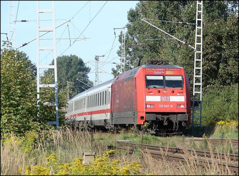 BR 101 047-9  Feuerwehrverband  aus Stralsund, kurz vor dem nchsten Halt in Rostock. 11.9.06