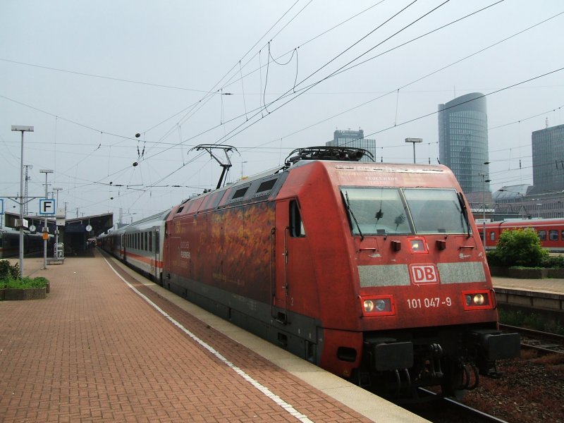 BR 101 047-9 mit IC 2027 auf dem Weg nach Passau,in Dortmund Hbf. Gleis 11