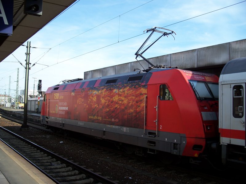 Br 101 047 steht in Hannover Hbf und fhrt bald nach Leipzig (2.8.2007)