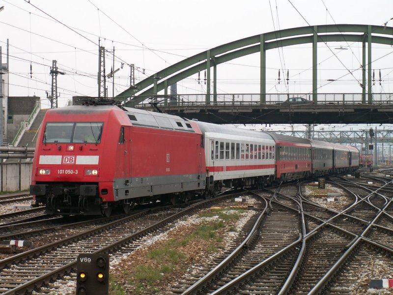 BR 101 050-3 wird samt Waggongarnitur aus dem Bahnhof Wien-West gezogen, 31.3.2007