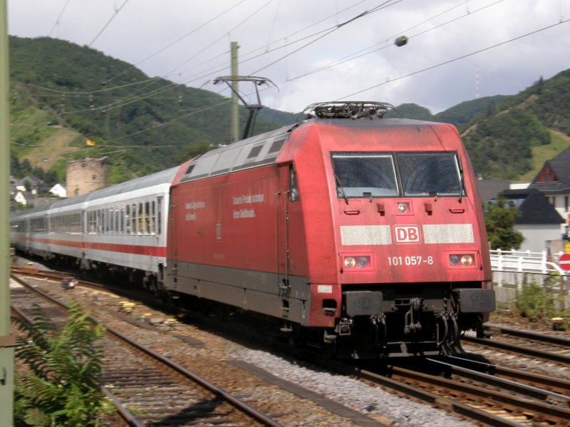 BR 101 057-8 zieht einen IC durch den Bahnhof Boppard am Rhein in Richtung Mainz. 07.07.2008