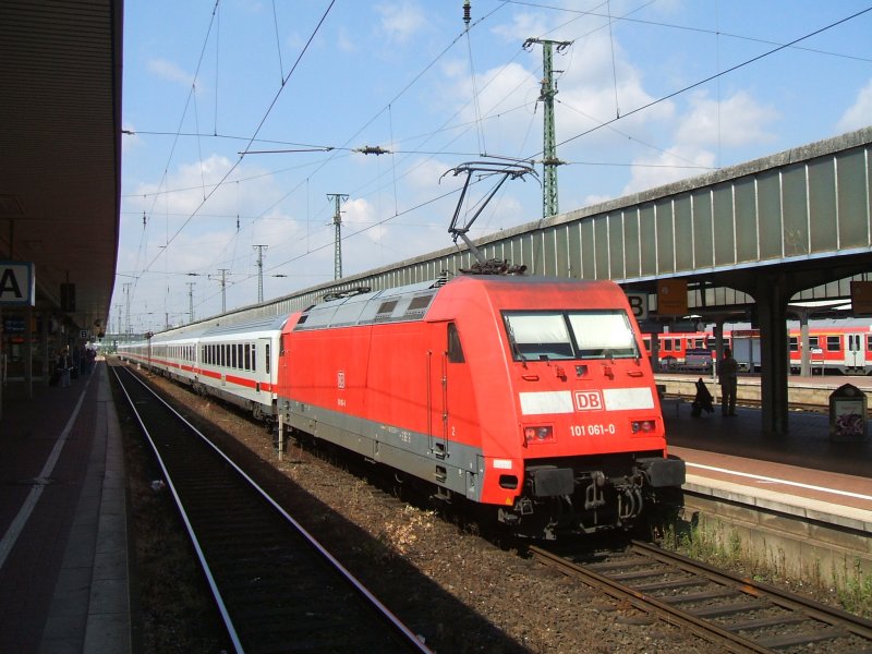 BR 101 061-0 im Schub des IC 2044 nach Kln Hbf. bei der
Ausfahrt in Dortmund Hbf.