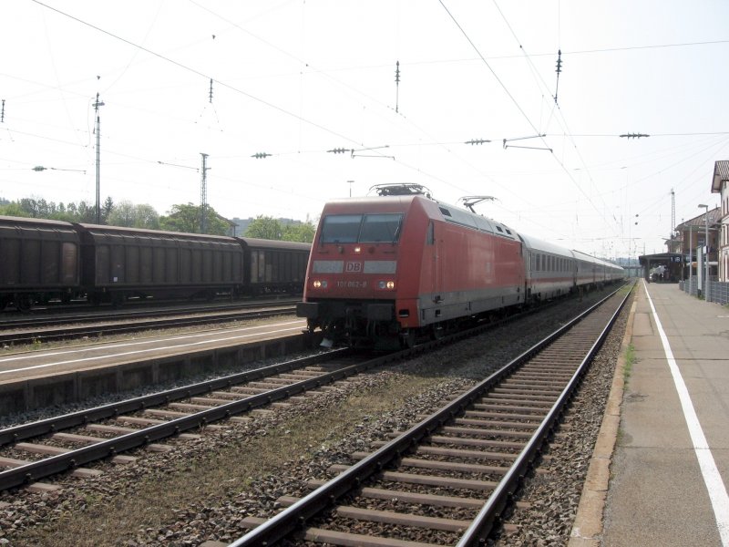 BR 101 062-8 mit dem IC 2370 im Bahnhof Villingen am 28.4.07