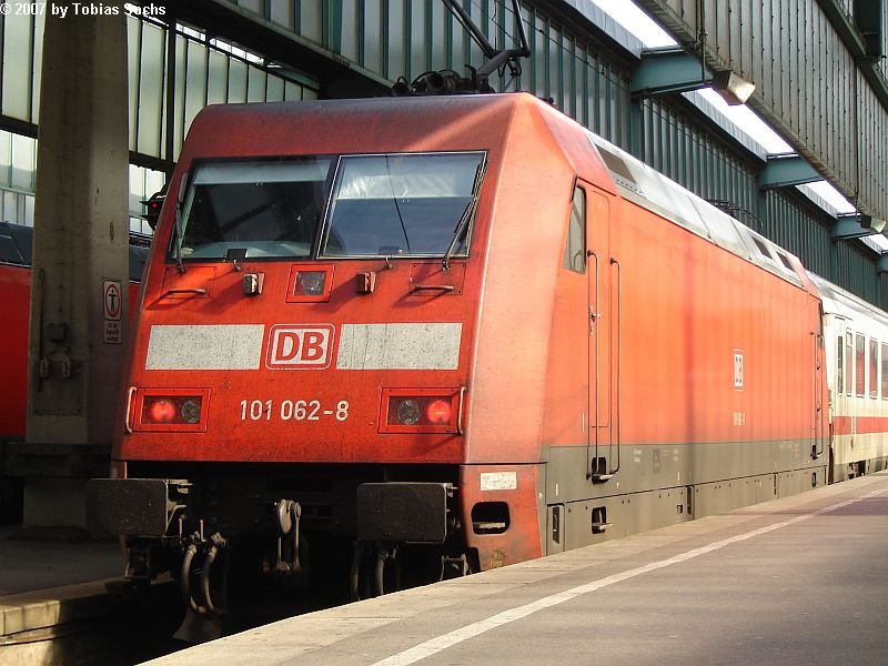 BR 101 062-8 mit IC endet in Stuttgart Hbf. 
