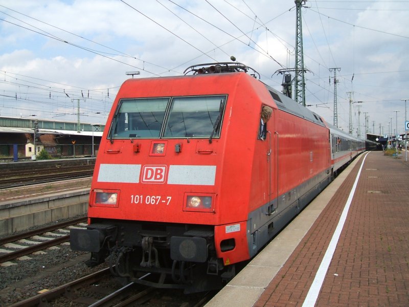 BR 101 067-7 mit IC 2311 nach Heidelberg fhrt mit 
Fernlicht aus Dortmund Hbf , Gleis 16 ab.