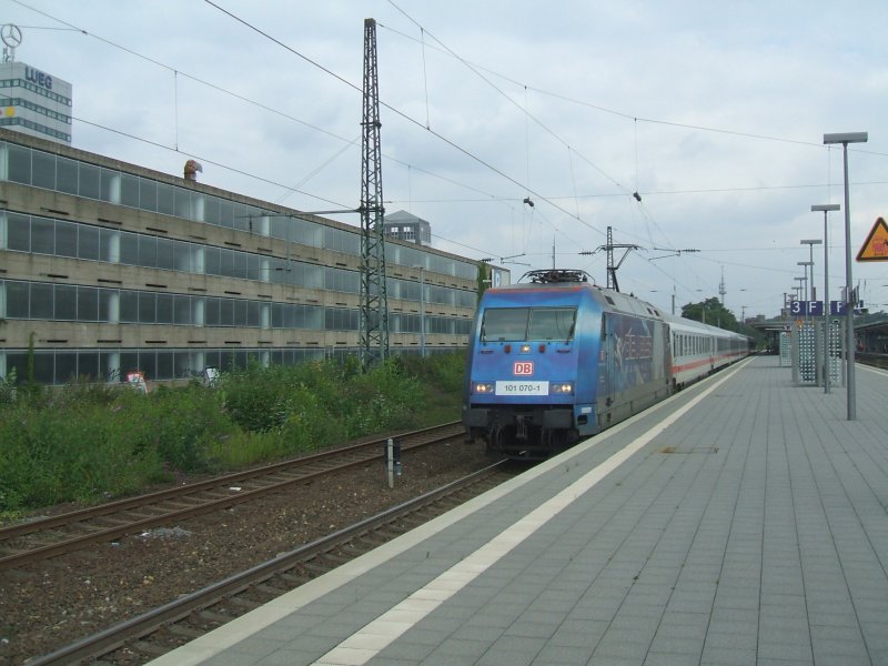 BR 101 070-1 mit IC 2254 von Berlin Gesundbrunnen nach
Dsseldorf fhrt mit 6 Mittelwagen,1 Steuerwagen aus dem
Bochumer Hbf.
Die Fahrzeit betrgt 7 Stunden,34 Minuten.