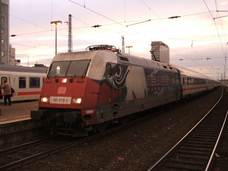 BR 101 070-1 mit IC 2045 Kln - Leipzig am Haken in
Dortmund Hbf.(21.11.2007)