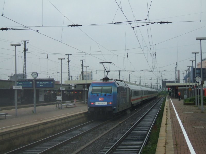 BR 101 070-1 schiebt Ihren IC aus den Dortmunder Hbf.
gerade jetzt kommt noch ein Regengu dazu 
