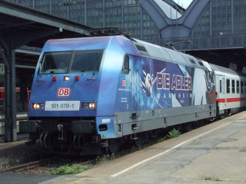 BR 101 070-1 zieht einen IC aus dem Karlsruher Hbf in Richtung Abstellgleis am 26.06.2008.