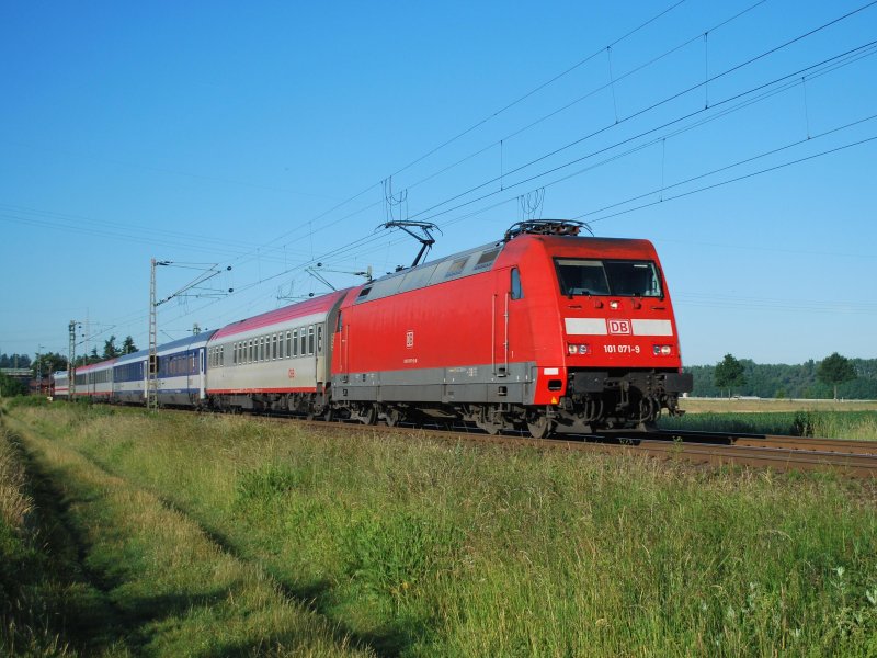 BR 101 071-9 zieht am 17.6.09 den EN �ber die KBS 380. Aufgenommen am Drakenburger Wasserwerk.