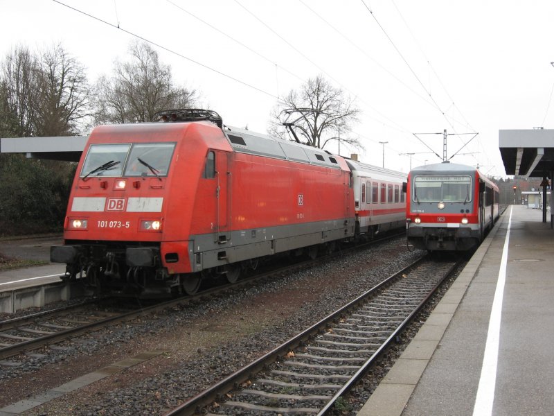 BR 101 073-5 mit IC 2066 und BR 628 705-6 mit dem RE 33722 am 18.3.07 in Crailsheim 



