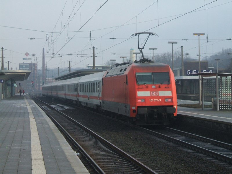 BR 101 074-3 im Schub des IC 2257 im Bochumer Hbf.,Gleis 5 nach
Berlin Gesundbrunnen,bei der Ausfahrt,nchster Halt in 10 Minuten , Dortmund Hbf.(23.12.2007)
