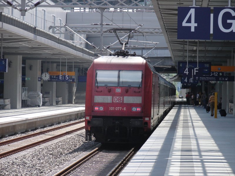 BR 101 077-6 mit einen InterCity nach Dortmund im Bahnhof Berlin ...