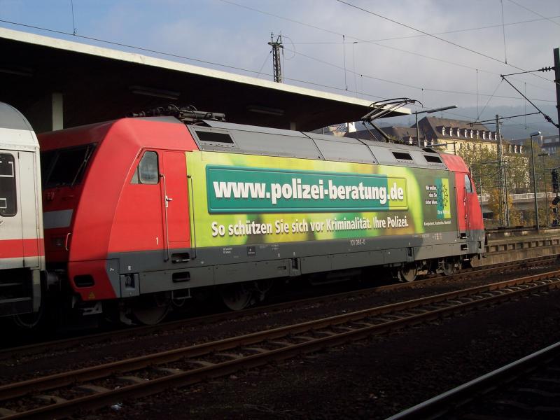 Br 101 080 mit IC 2302 in Heidelberg und zur selben zeit auf Gleis 2 war ein Groaufgebot der Polizei,wegen den FCk fans.Die S1 die auch noch 15 min zu spt kam. 