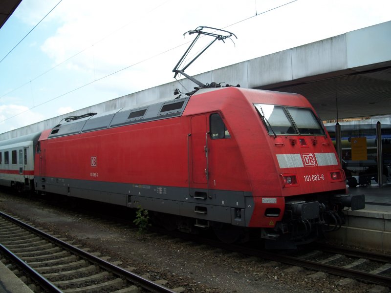 Br 101 082 wartet in Hannover auf die weiterfahrt nach Leipzig Hbf (27.7.2007)